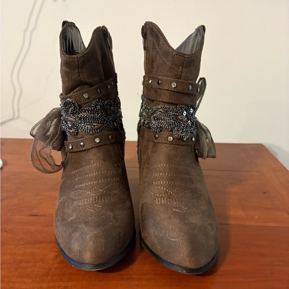 Dolce by Mojo Moxy Brown Suede Ankle Boots Bow Sequin Heel 9M - Picture 3 of 8